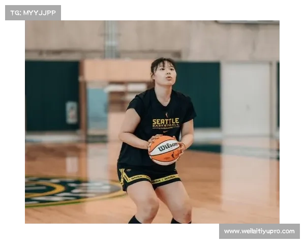 李月汝赛后加练三分投篮一小时 工作人员耐心等待关灯离场